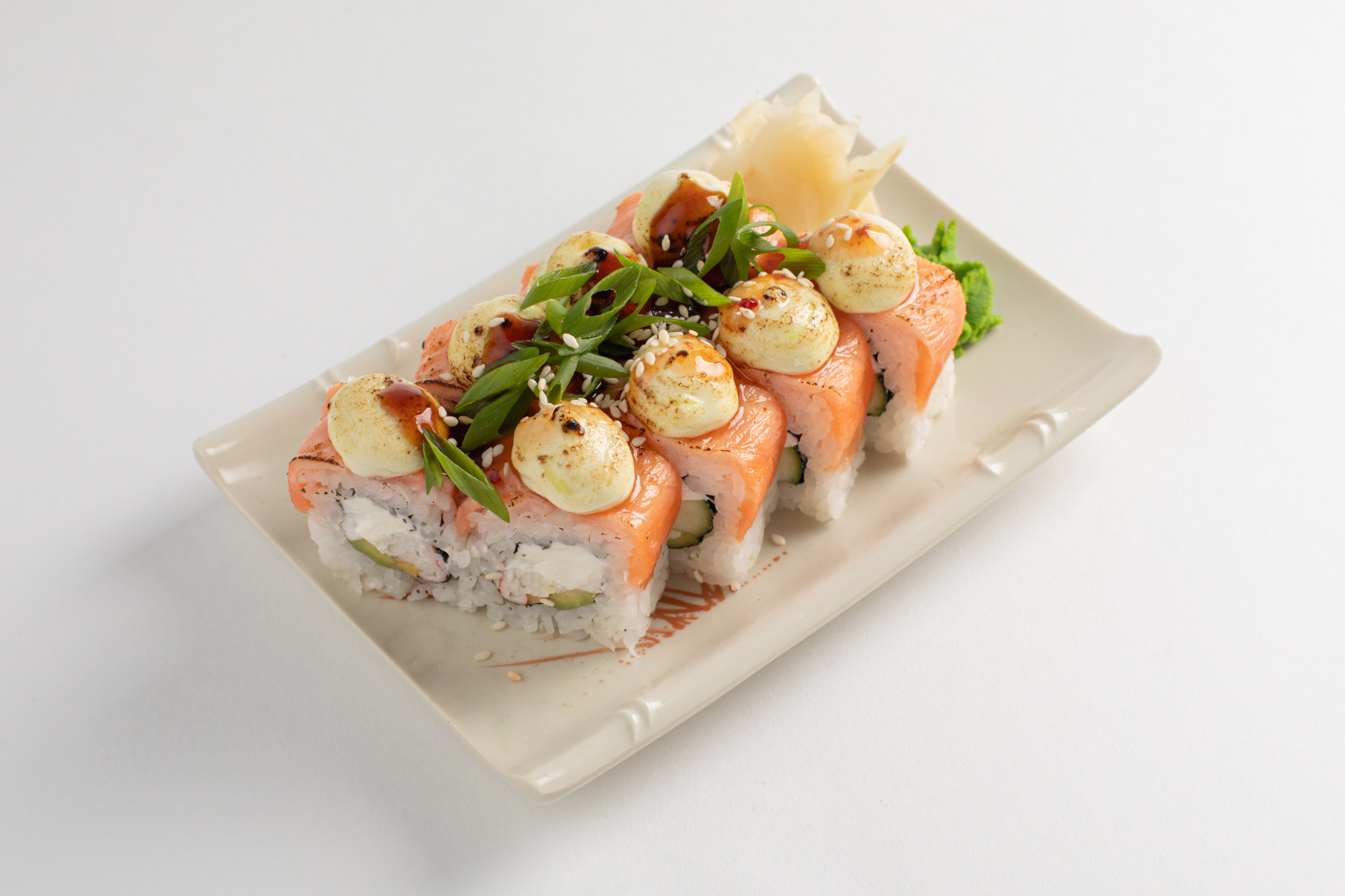 Ролл с обоженным лососем