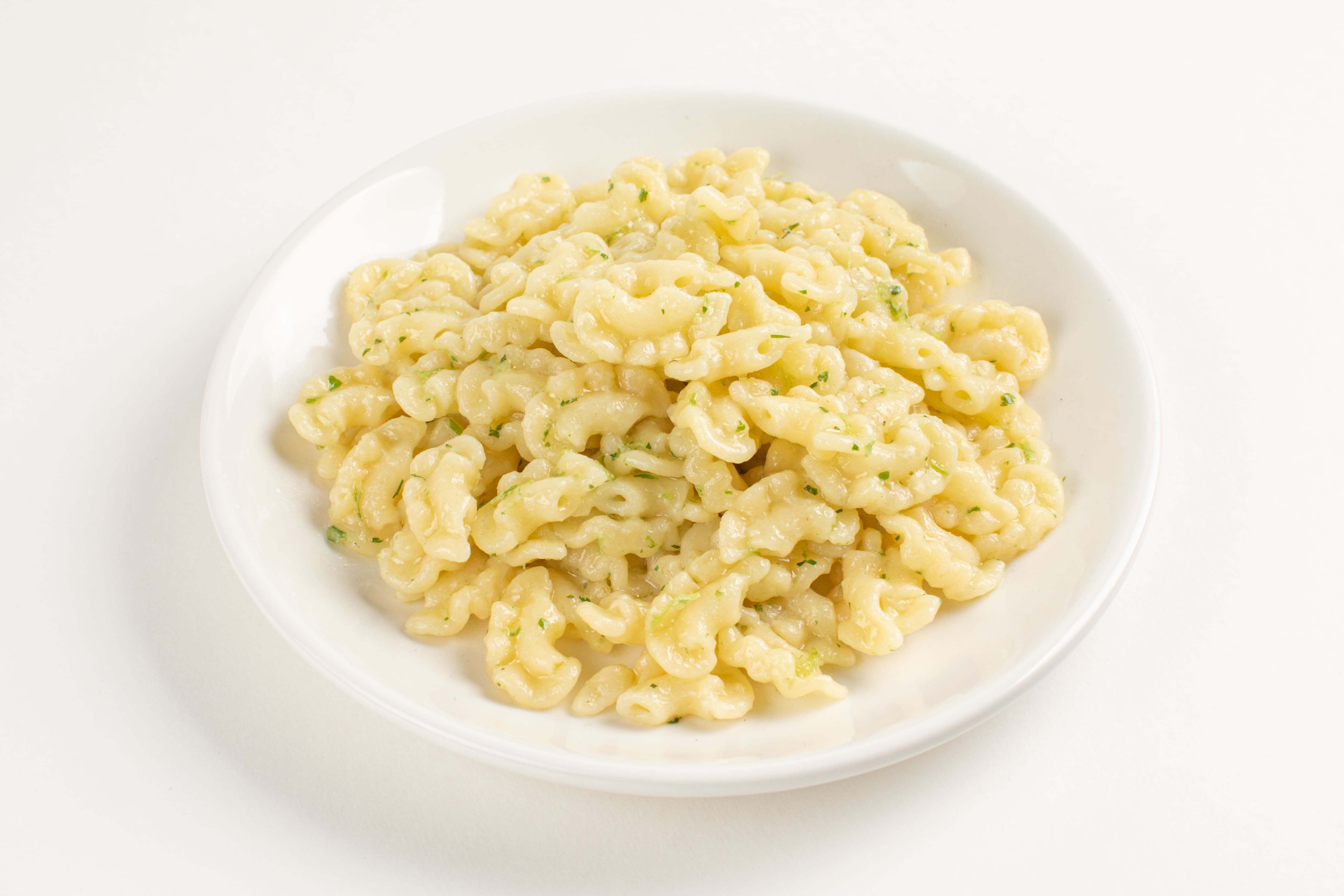Макароны-павлинчики с зеленым маслом