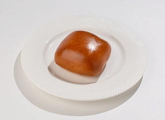 Пирожок с яблоком и черной смородиной