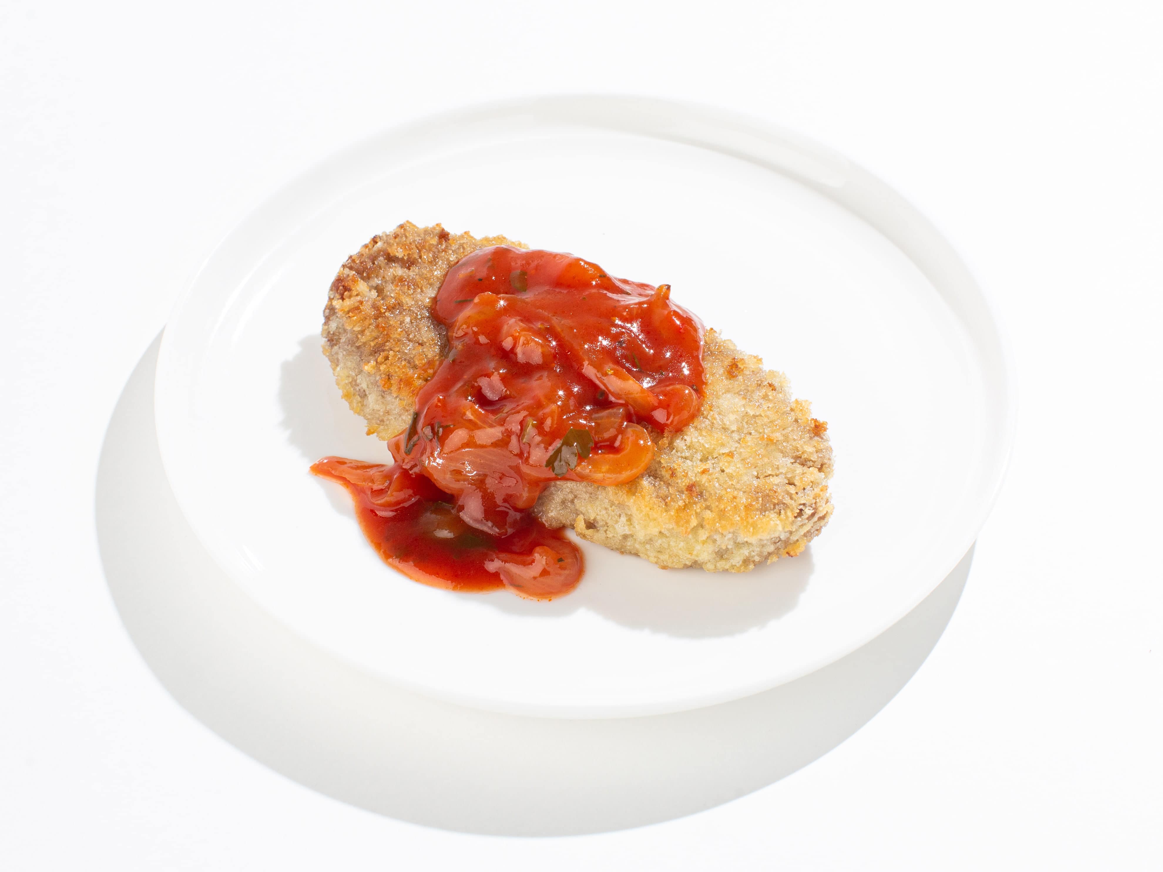 Котлета мясная с томатным соусом