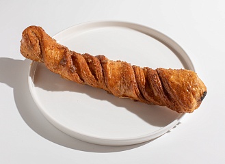 Косичка с кленовым сиропом и грецким орехом